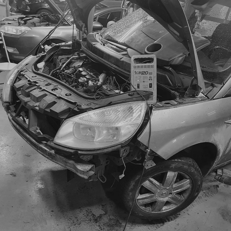 Automašīnas dzinēja diagnostika ar akumulatora lādētāju