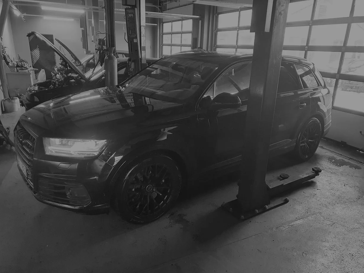 Audi Q3 uz pacēlāja autoservisa darbnīcā