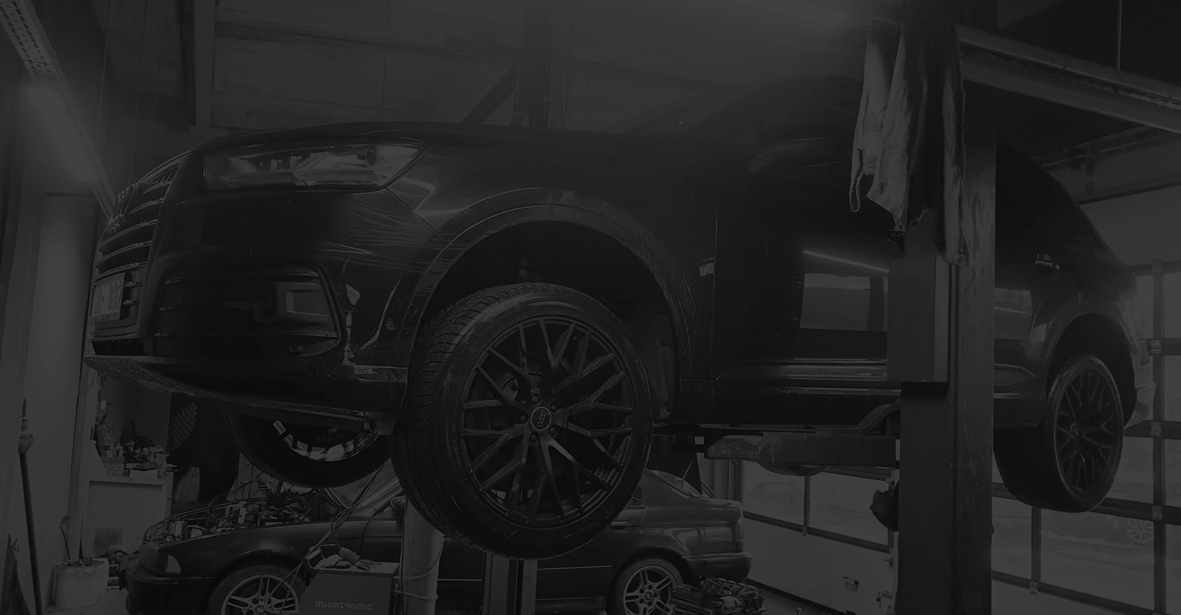 Audi Q3 uz pacēlāja autoservisa darbnīcā
