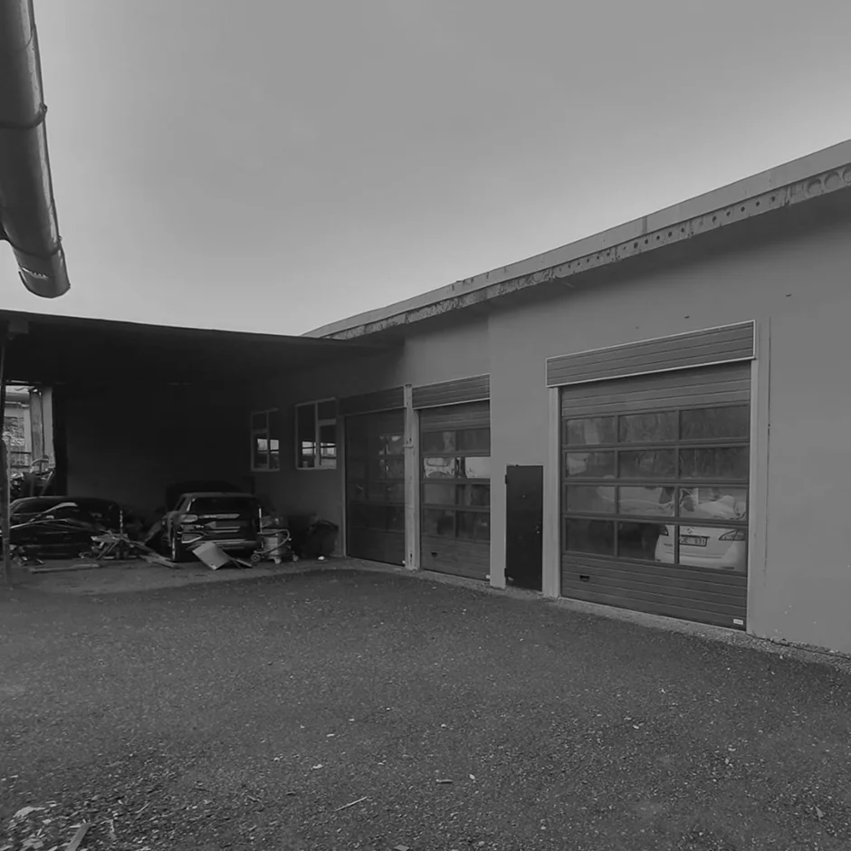Akros autoservisa ēka ar garāžas vārtiem