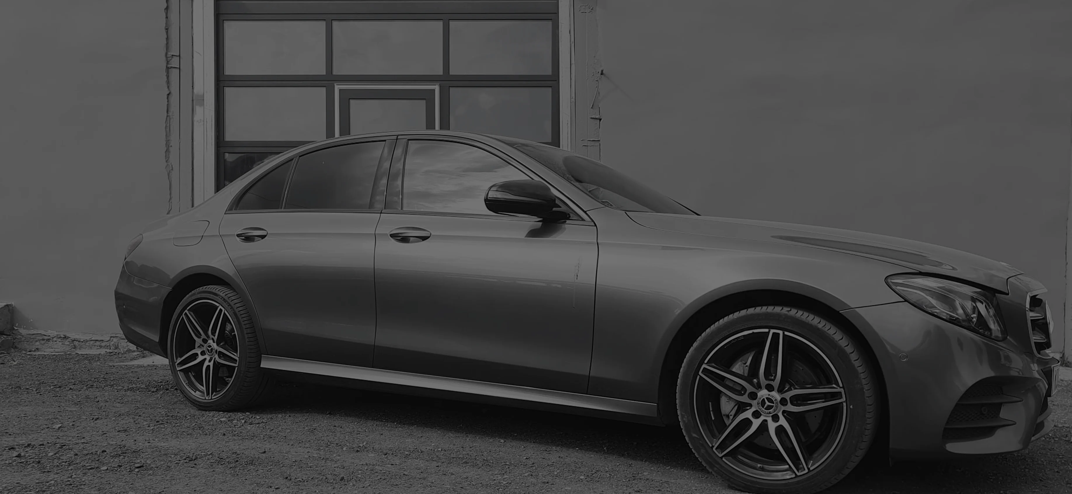 Mercedes-Benz E-Class sedans pie autoservisa