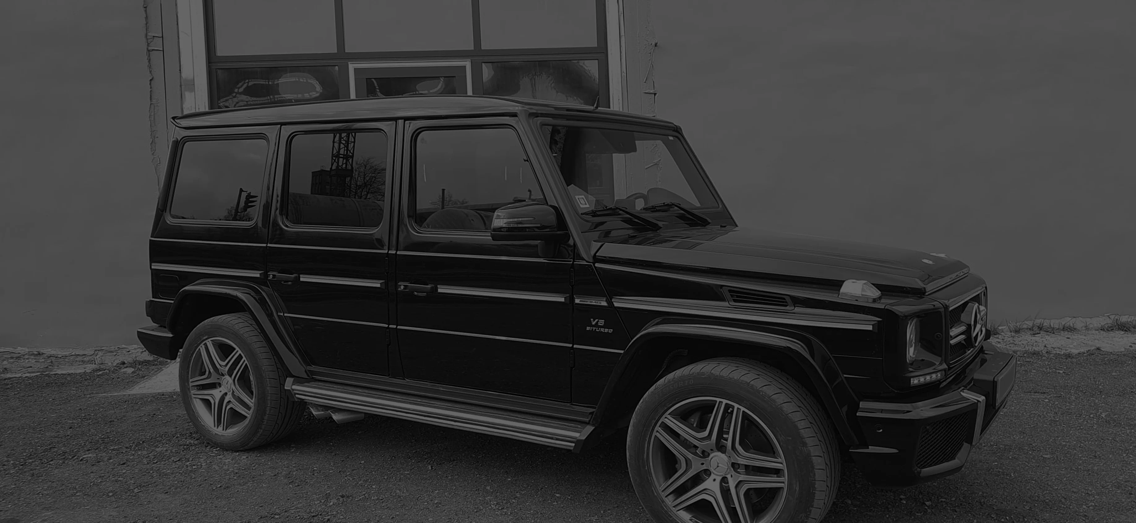 Melns Mercedes-Benz G-Class pie autoservisa